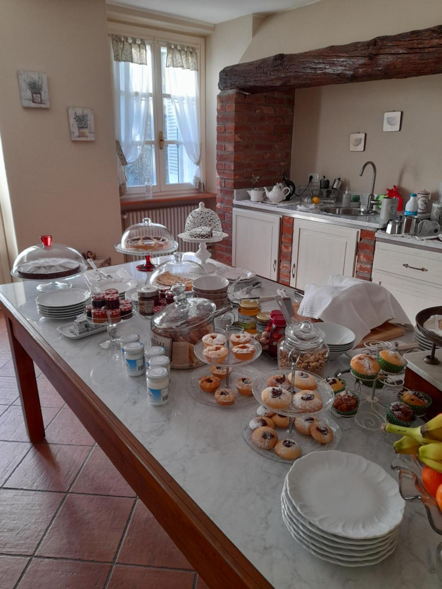 Tenuta Degli Angeli Rossi Asti Rum bild